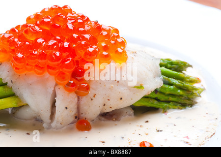 Spargel mit Fisch und rotem Kaviar in cremiger sauce Stockfoto