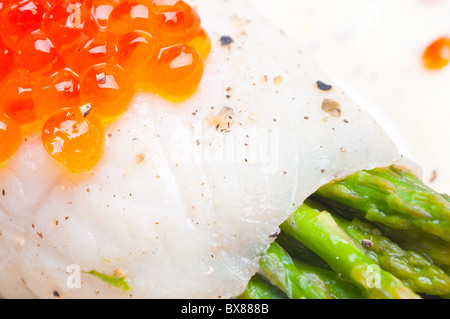 Spargel mit Fisch und rotem Kaviar in cremiger sauce Stockfoto