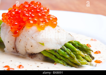 Spargel mit Fisch und rotem Kaviar in cremiger sauce Stockfoto