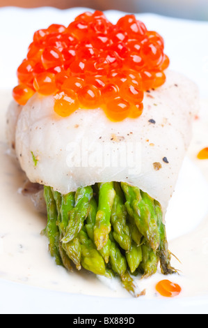 Spargel mit Fisch und rotem Kaviar in cremiger sauce Stockfoto