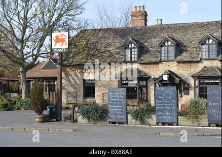 Red Lion Wirtshaus an Wolvercote, Oxford. Traditionelles englisches Pub in Oxfordshire Stockfoto