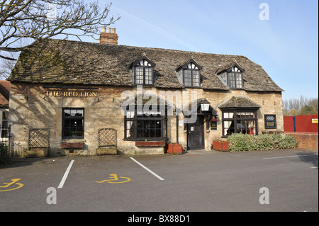 Red Lion Wirtshaus an Wolvercote, Oxford. Traditionelles englisches Pub in Oxfordshire Stockfoto