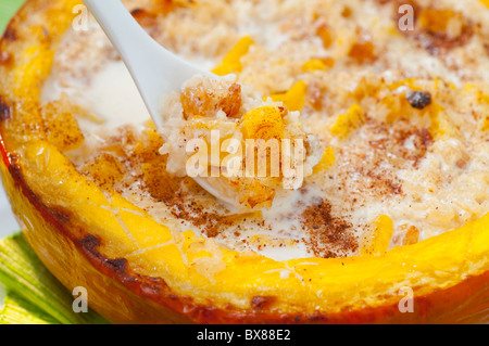 Reisbrei in einen Kürbis gebacken Stockfoto