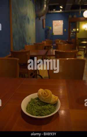 Risotto mit Pesto und Gorgonzola-Käse im Restaurant Trainingsausfall Innenraum Cannaregio Venedig Venetien Nord Italien Europa Stockfoto