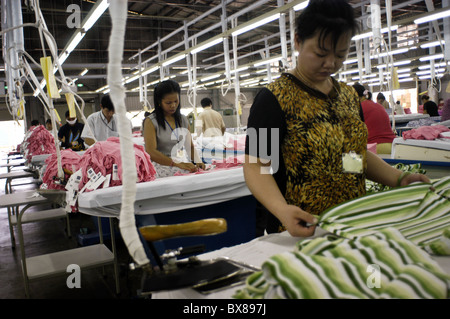 Packer bei der Arbeit in der Textilfabrik United International Corp. in San Antonio, Saipan, Mittwoch, 16. März 2005. Stockfoto