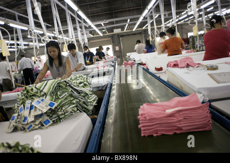 Packer bei der Arbeit in der Textilfabrik United International Corp. in San Antonio, Saipan, Mittwoch, 16. März 2005. Stockfoto