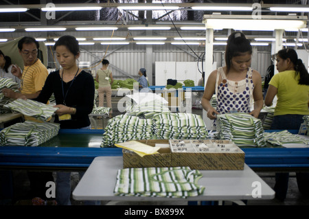 Packer bei der Arbeit in der Textilfabrik United International Corp. in San Antonio, Saipan, Mittwoch, 16. März 2005. Stockfoto