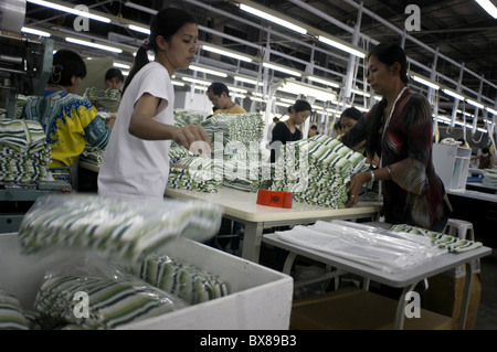 Packer bei der Arbeit in der Textilfabrik United International Corp. in San Antonio, Saipan, Mittwoch, 16. März 2005. Stockfoto