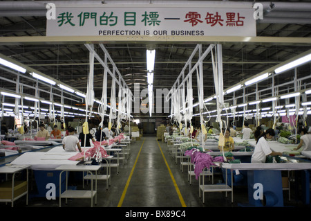 Packer bei der Arbeit in der Textilfabrik United International Corp. in San Antonio, Saipan, Mittwoch, 16. März 2005. Stockfoto