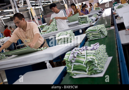 Packer bei der Arbeit in der Textilfabrik United International Corp. in San Antonio, Saipan, Mittwoch, 16. März 2005. Stockfoto