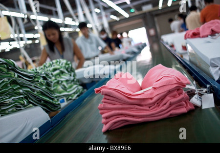 Packer bei der Arbeit in der Textilfabrik United International Corp. in San Antonio, Saipan, Mittwoch, 16. März 2005. Stockfoto