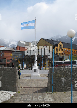 Legen Sie bei der Einfahrt in den Hafen mit argentinischen Flagge, Hotel Albatros, Ushuaia, Feuerland, Argentinien Stockfoto