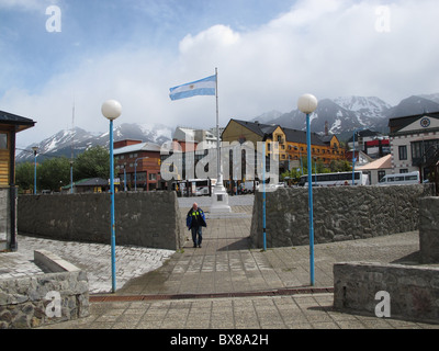 Legen Sie bei der Einfahrt in den Hafen mit argentinischen Flagge, Hotel Albatros, Ushuaia, Feuerland, Argentinien Stockfoto