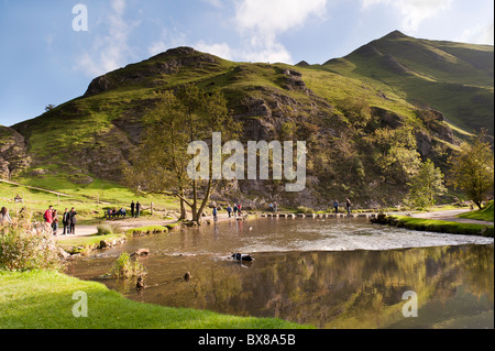 Dovedale im Peak District, Derbyshire, England ist eine wunderbare Gegend zum Wandern. Die bekannte Trittsteine werden angezeigt. Stockfoto