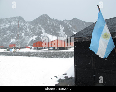 Argentinische Flagge am Museum Orcadas polare Forschungsstation (Argentinien), Laurie Island, Süd-Orkney-Inseln, Antarktis Stockfoto