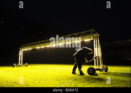 Bodenpersonal mit Ultra Violet Beleuchtung, das Gras wachsen während der Nacht im winter Stockfoto