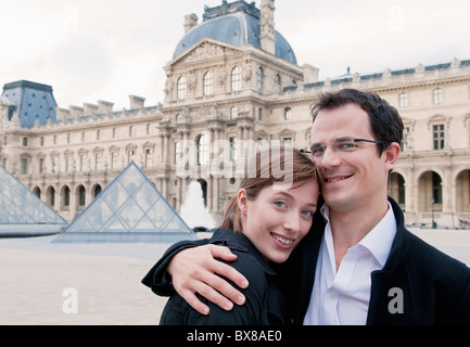 Glückliches Paar Umarmung außerhalb des Louvre Stockfoto