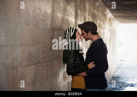 Paar küssen im tunnel Stockfoto