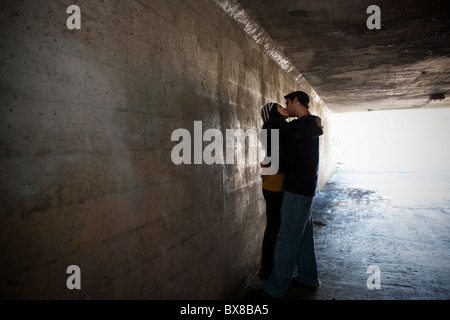Paar küssen im tunnel Stockfoto