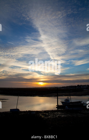 Sonnenaufgang Himmel über Brunnen neben das Meer mit Hafen Kanal und Boote Stockfoto