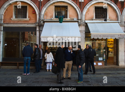 Menschen vor Wein bar Campo Battista quadratische Rialto Venedig Venetien Nord Italien Europa Stockfoto