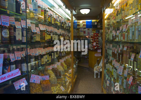 Wein und Delikatessen einkaufen San Polo Bezirk Venedig Venetien Nord Italien Europa Stockfoto