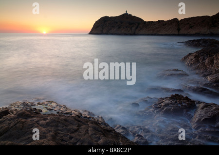 La Pietra Insel mit dem Leuchtturm Phare De La Pietra, l ' Ile-Rousse, Balagne, Korsika, Frankreich Stockfoto