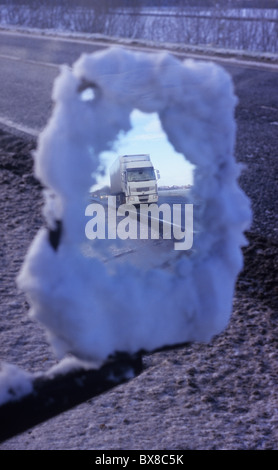 LKW spiegelt sich in Fahrzeug-Außenspiegel abgedeckt in gefrorenen Schnee und Eis im Winter unterwegs Straße in der Nähe von Leeds Yorkshire uk Stockfoto