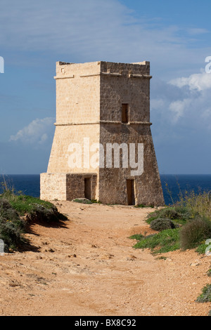 Ghajn Tuffieha Turm mit Blick auf Ghajn Tuffieha Bay an der Nordwestküste von Malta Stockfoto