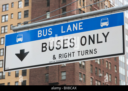 Ein Zeichen bezeichnet die Busspur in der 1st Avenue in Manhattan in New York City. Stockfoto