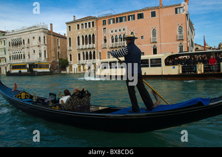 Gondel am Canal Grande im Stadtteil San Polo Venedig Venetien Nord Italien Europa Stockfoto