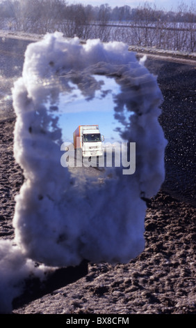 LKW spiegelt sich in Fahrzeug-Außenspiegel abgedeckt in gefrorenen Schnee und Eis im Winter unterwegs Straße in der Nähe von Leeds Yorkshire uk Stockfoto