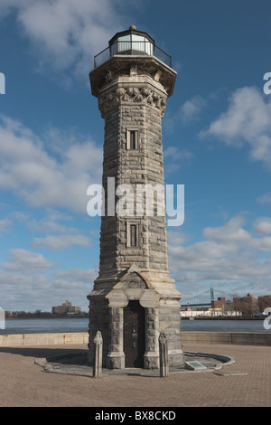 Blackwell-Insel-Leuchtturm an der Nordspitze von Roosevelt Island in New York City Stockfoto