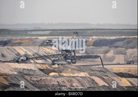 Tagebau Kohle Bergbau in der Nähe von Aachen in Deutschland im großen Maßstab mit kolossalen Krupp Bagger 288 Schaufelradbagger Stockfoto