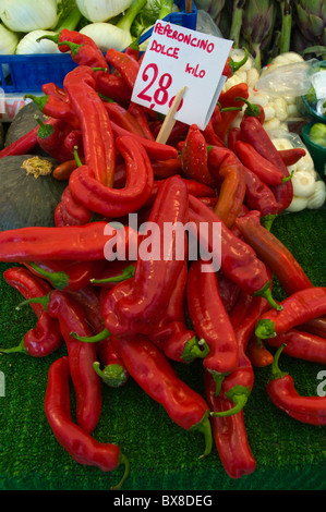Peperoncino würzige roten Paprika im Fresh produzieren Markt von Rialto-Brücke San Polo in Venedig Venetien Nord Italien Europa Stockfoto