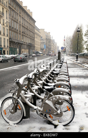 Paris-Zyklus-Vermietstation am Quai Voltaire Stockfoto