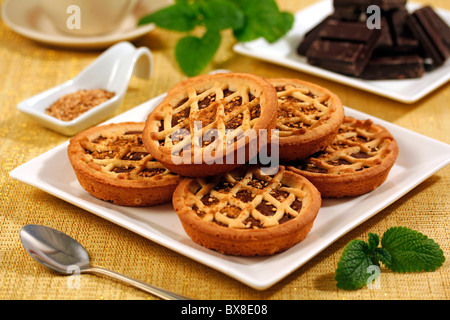 Schokolade Creme Törtchen mit Sesam. Rezept zur Verfügung. Stockfoto