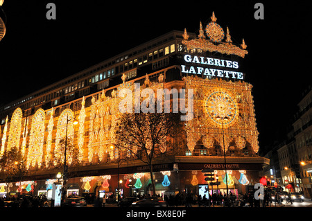 Kaufhaus Galeries Lafayette, Paris bei Nacht mit Weihnachtsbeleuchtung Stockfoto