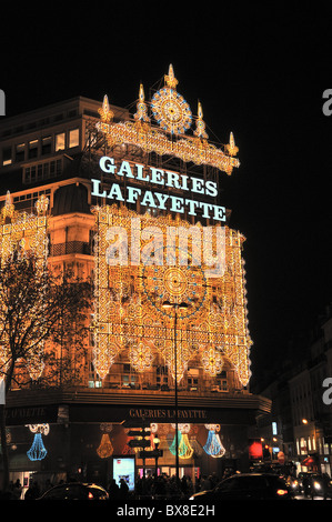 Kaufhaus Galeries Lafayette, Paris bei Nacht mit Weihnachtsbeleuchtung Stockfoto