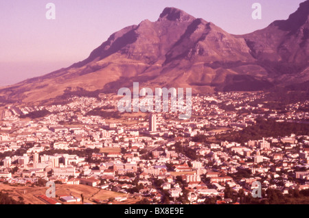 Ein Panoramablick aus den 1970er Jahren auf den Devil's Peak und die Stadt Kapstadt, Südafrika, von Lion’s Head an einem klaren Tag aus gesehen. Stockfoto