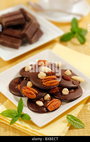 Schokoladen-Köstlichkeiten mit Nüssen. Rezept zur Verfügung. Stockfoto