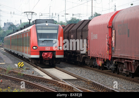 Lokalen Personenverkehr ein Güterzug vorbei. Stockfoto