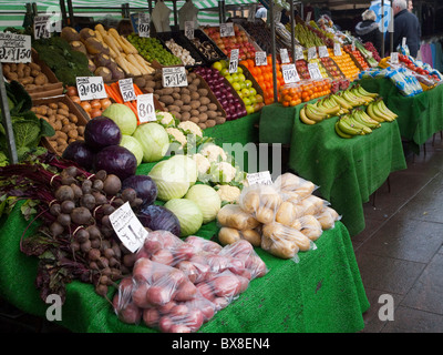 Ein Obst- und Gemüse Stall in Mansfield Marktplatz, Nottinghamshire, England UK Stockfoto