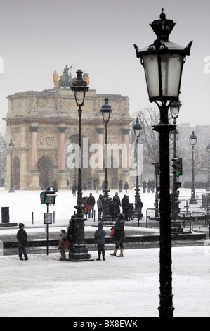 Arc de Triomphe du Carrousel, Paris, Frankreich, im Winter Schnee Stockfoto