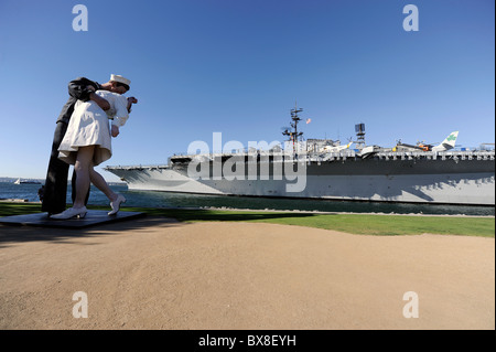 Die Statue von der Kuss-Seemann küssen eine Frau nach dem Krieg auf der USS Midway Aircraft Carrier Museum in San Diego Kalifornien Stockfoto