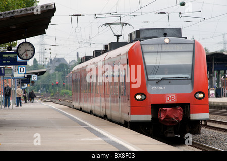 RB 48 (Regionalzug) zwischen Wuppertal und Bonn, Solingen, Germany. Stockfoto