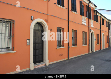 Rotes Haus in der Küstenstadt Stockfoto