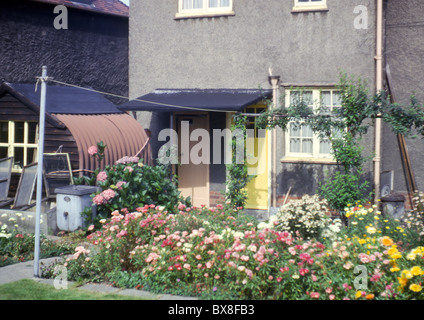 Ein Originalbild aus den 1960ern zeigt eine Doppelhaushälfte mit einem selbst gebastelten Anderson Schutz umgewandelt in einem Gartenhaus. Stockfoto
