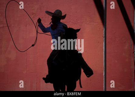 Eine mexikanische Charro Praktiken sein Lasso Charro-Meisterschaften in Pachuca, Bundesstaat Hidalgo, Mexiko Stockfoto