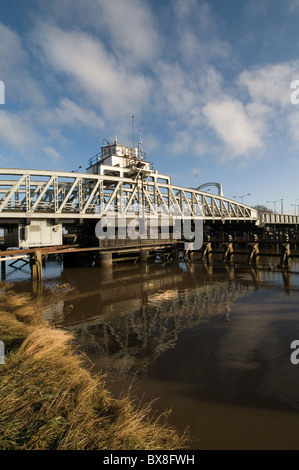 Sutton Brücke über den Fluss Nene an der Grenze zwischen Norfolk und Cambridgeshire niet Stahlbau-Schaukel, die Brücken zu überqueren Stockfoto